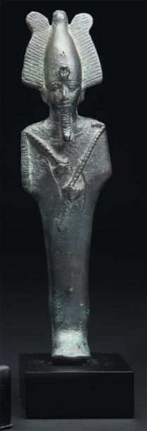 ÉGYPTE Statuette votive représentant le dieu Osiris. Il est momiforme, les mains...
