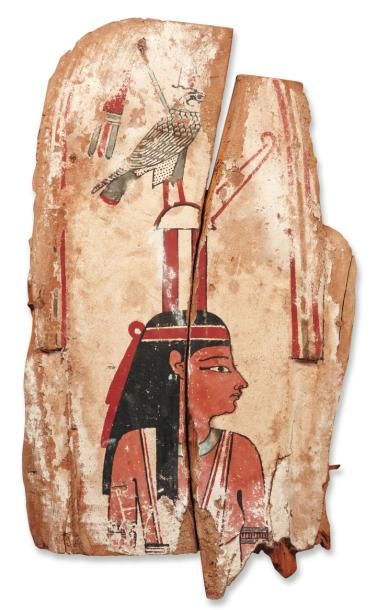 ÉGYPTE Panneau de sarcophage peint de la déesse de l'Occident. Elle est vers la droite,...