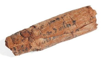 ÉGYPTE Papyrus roulé écrit d'un texte en démotique. Papyrus et encre noire. Égypte,...