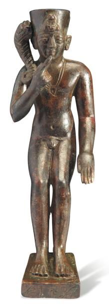 ÉGYPTE Statuette votive représentant le dieu Harpocrate amonien dédiée par Psamétique....