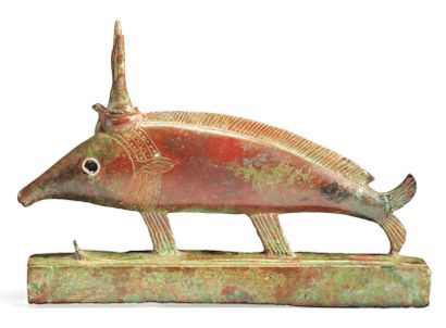 ÉGYPTE Statuette votive représentant le poisson Oxyrhynque. Il est juché sur un traîneau...