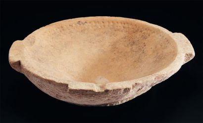 ÉGYPTE Coupe concave munie de trois anses dont une formant déversoir. Calcaire. Égypte,...