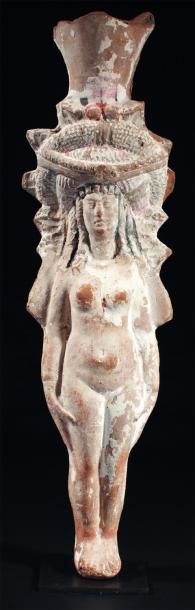 ÉGYPTE Statuette représentant la déesse Isis. Elle est nue, debout, les bras le long...