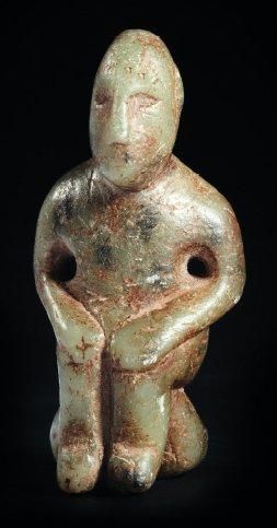 ORIENT Rare figurine représentant une divinité stylisée, assise, les mains posées...