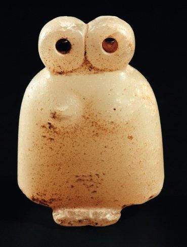 ORIENT Idole aux yeux. Rare figurine représentant une femme stylisée, au corps campaniforme...