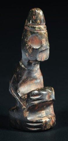 ORIENT Figurine représentant un personnage accroupi, les mains posées sur les genoux,...