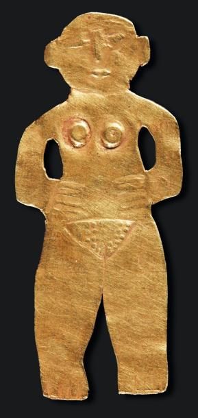 ORIENT Rare figurine plate représentant une divinité. Elle est nue, les mains posées...