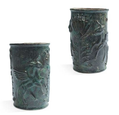 ORIENT Vase aux taureaux ailés. Vase cylindrique orné au repoussé de deux taureaux...