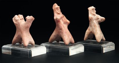 ORIENT Lot composé de trois statuettes représentant des hommes barbus, certains sur...