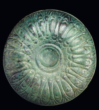 ORIENT Phiale à ombilic ornée au repoussé d'un décor lotiforme. Bronze. Art Achéménide,...