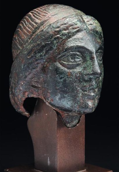 ORIENT Tête de statuette représentant une femme au visage rond, la pupille des yeux...