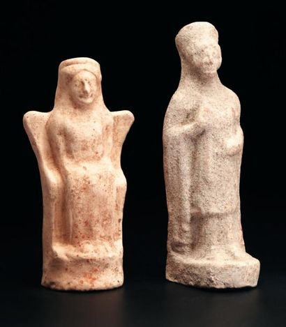 null Lot composé de deux statuettes représentant des korés, l'une assise. (2 objets)....
