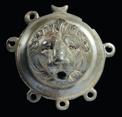 null Applique circulaire ornée en fort relief d'une tête de lion rugissant, les traits...