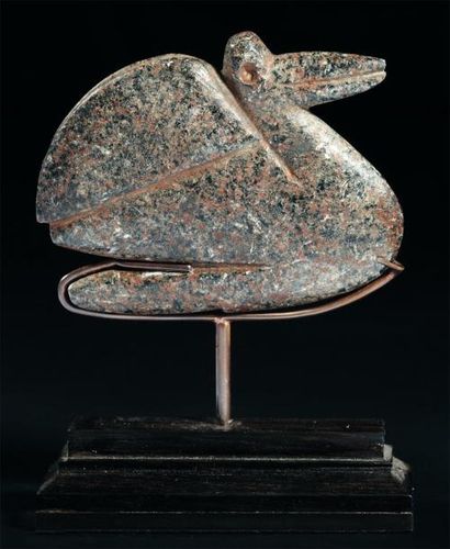 ÉGYPTE Rare amulette représentant un pélican. Il est figuré au repos, la tête dressée....