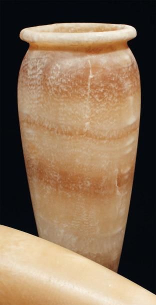 ÉGYPTE Petite jarre à panse tronconique surmontée d'une lèvre éversée. Albâtre rubané....