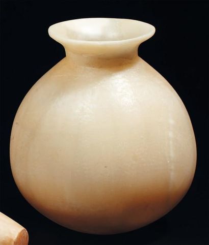 ÉGYPTE Vase à panse légèrement piriforme surmontée d'un court col terminé par une...