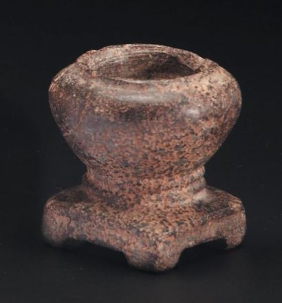 ÉGYPTE Vase à khôl à panse carénée reposant sur une base quadrangulaire à quatre...