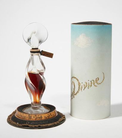 D'Orsay " Divine "
Flacon en verre torsadé, bouchon à l'identique, étiquette en pampille...