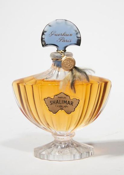 Guerlain " Shalimar "
Flacon modèle chauve-souris en cristal de Baccarat, série Limitée...