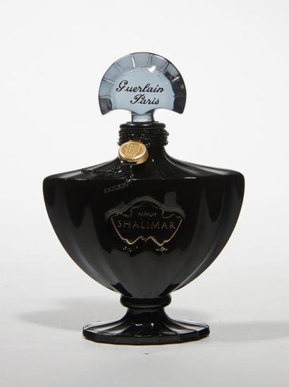 Guerlain " Shalimar "
Flacon modèle chauve-souris, Série Limitée numéro 2831 de couleur...