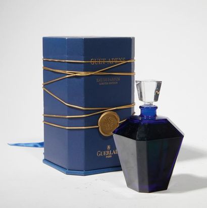 Guerlain " Guet-Apens "
Flacon modèle lanterne de couleur bleue, bouchon à découpe...