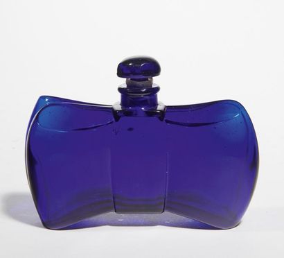 Guerlain Flacon en cristal de Baccarat de couleur bleue, modèle noeud papillon, siglé...