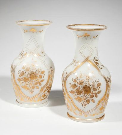 null Paire de vases
En opaline bulle de savon et or
Fin du XIXème siècle
H_24,5 ...