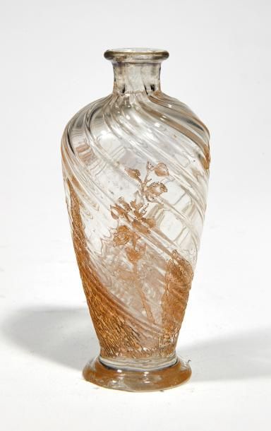 Émile GALLÉ (1846-1904) 
Petit vase
En verre émaillé or, signé; accidents
H_12 c...
