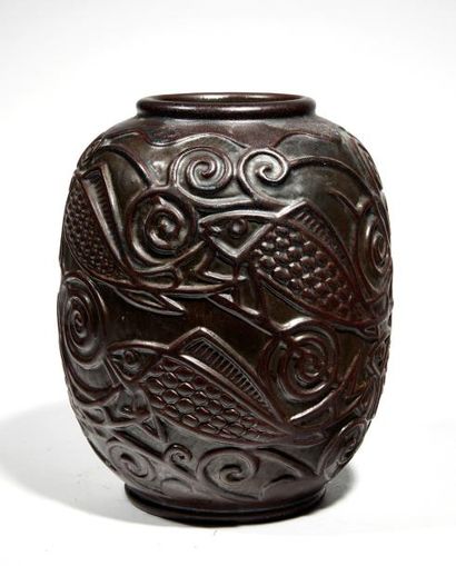 MOUGIN NANCY Ventrillon
Vase en grès oblong à décor de poissons stylisés
Epoque Art...