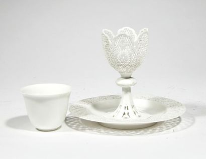 SÈVRES Zarf et sa soucoupe en porcelaine blanche ajourée, daté de 1852
H_12 cm