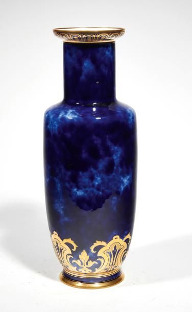 Manufacture impériale de Sèvres, 1868 
Vase
En porcelaine à fond bleu lapis rehaussé...