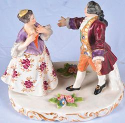 VIENNE Couple dansant, sur une terrasse ovale ornée de bouquets de fleurs, marque...