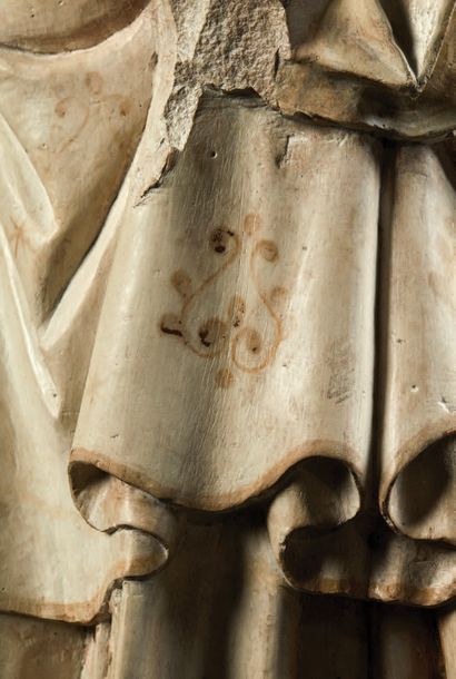 null Grande Vierge à l'Enfant en pierre calcaire avec traces de rehauts de polychromie...