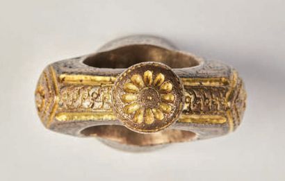 null Importante bague-sceau en argent gravé, niellé et en partie doré. Chaton en...