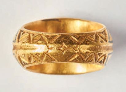 null Bague en or gravé et niellé. Chaton rond à décor d'un aigle bicéphale cerclé...