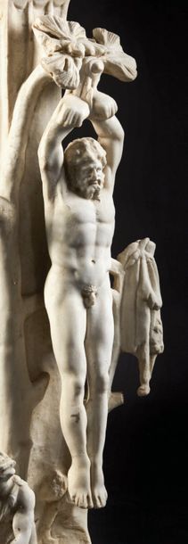 null Marsyas en marbre sculpté inspiré de l'antique. Suspendu par ses poignets liés...
