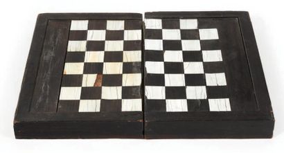  BOITE À JEUX en bois noirci, placage d'ébène, d'ivoire et d'ivoire teinté, jeu d'échecs...