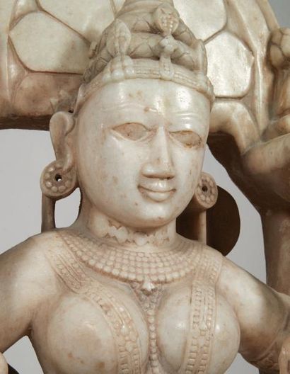 null IMPORTANTE STÈLE en marbre représentant Ambhika debout en léger tribhanga sur...