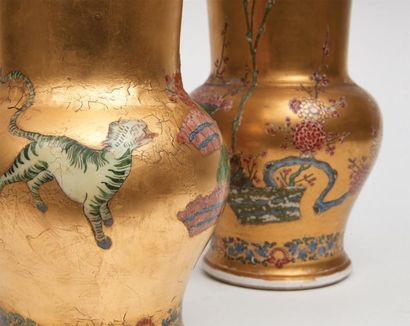MEISSEN PAIRE DE VASES en porcelaine de forme balustre cornet à fond or à décor polychrome...