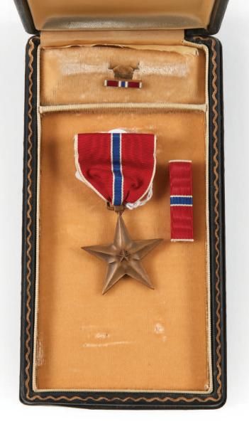 null BRONZE STAR DANS SON ÉCRIN avec lettre d'attribution à Marie-Antoinette G. C....