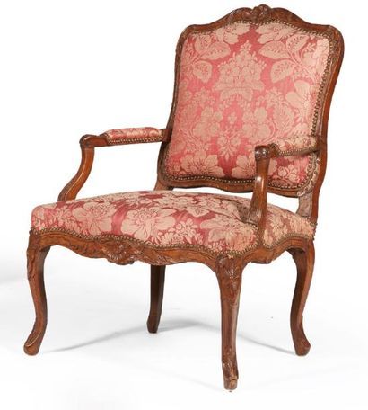 null FAUTEUIL À LA REINE en bois mouluré sculpté.
Pieds cambrés, à décor de cuirs....