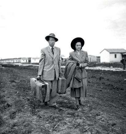 ZOLTAN KLUGER Couple d'immigrants de Tchécoslovaquie arrivant dans le camp de transit...