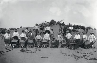 Avraham SOSKIN Travailleurs aplatissant les dunes à l'aide de brouettes, 1909
Photographie...