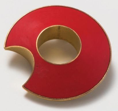 GIAMPAOLO BABETTO (NÉ EN 1947) 
Bague, 1983
Or et résine époxy rouge
Signé et numeroté...