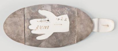 IRIS EICHENBERG (NÉ EN 1965) 
Pendentif «La main», 2007
Argent et tissus de coton
Inscription...