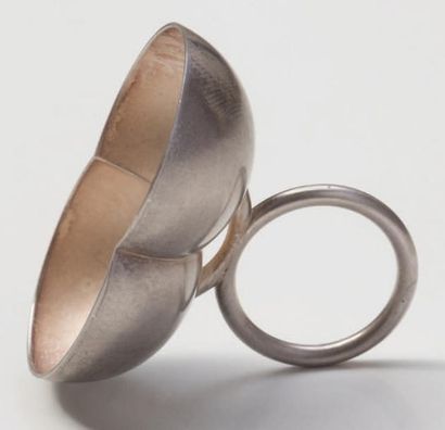 THERESE HILBERT (NÉE EN 1960) 
Bague, 2002
Argent
Poids: 13,95 g
H_2,8 cm L_4,2 cm
D_1,78...