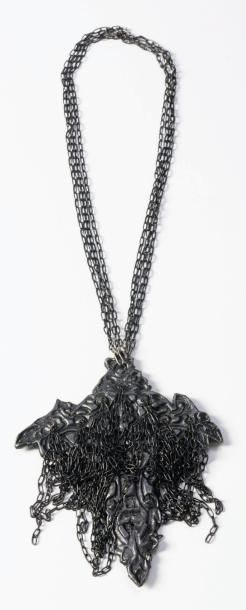 EVERT NIJLAND (NÉ EN 1971) 
Collier, pendentif «Croix», 2000
Fer
H_46 cm
Pendentif:...