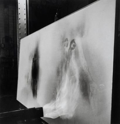 VERA CARDOT &PIERRE JOLY Yves Klein en train de realiser des “Peintures feu” au Centre...