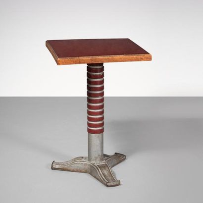 TRAVAIL FRANÇAIS Table de bistrot carrée
Fonte d'aluminium en partie laque rouge...