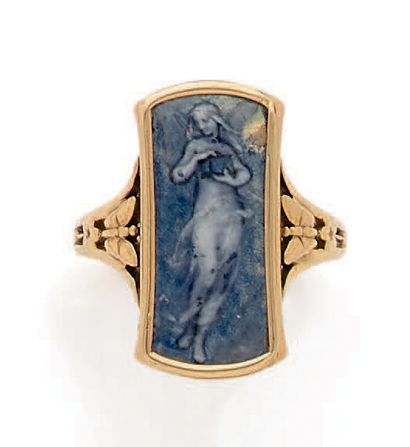 GRANDHOMME 
Bague en or 18K (750), ornée d'un émail bleuté représentant une femme...
